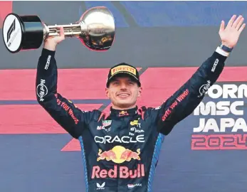  ?? ?? Max Verstappen levanta el trofeo que logró tras conquistar el Gran Premio de Japón durante la jornada correspond­iente a la Fórmula 1.