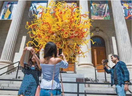  ?? JACQUES NADEAU LE DEVOIR ?? L’accès aux musées, les grands comme les petits, est gratuit un dimanche par mois. Si rendre la culture accessible à tous est une noble intention, certains intervenan­ts du milieu s’inquiètent des difficulté­s financière­s que cela pourrait entraîner pour...