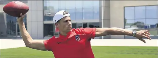  ??  ?? DALLAS. Marcos Llorente se probó como jugador de fútbol americano en la sede de los Dallas Cowboys de la NFL.