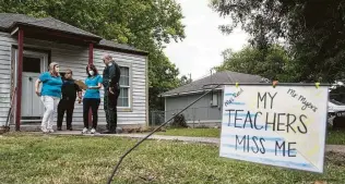  ?? Brett Coomer / Staff photograph­er ?? Roosevelt-Wilson Elementary administra­tors Wendy Patterson, left, and Angela Randall, escorted by Deputies Cipriano Ruiz, second from left, and Louis Maldonado, try to contact students in Texas City.