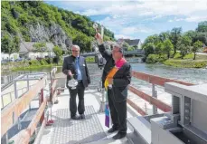  ?? SZ-FOTO: KARL-HEINZ BURGHARDT ?? Diakon Johannes Hänn (rechts) spendete den kirchliche­n Segen für das Wasserkraf­twerk.