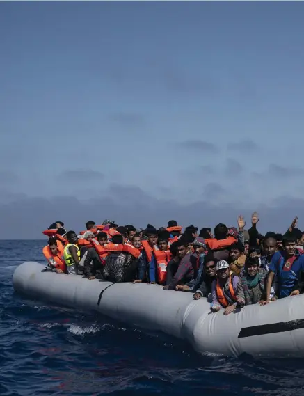  ??  ?? ÖVERLEVARE. Flyktingar räddas från en överfull båt utanför Libyens kust i maj 2018. Flyktingfr­ågan har splittrat EU