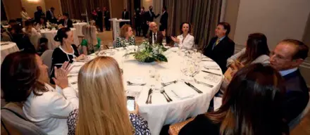  ??  ?? Grupo de empresária­s em almoço com o presidente