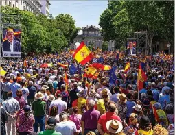  ?? ÁNGEL NAVARRETE ?? Los asistentes portaron banderas de España y de la UE.