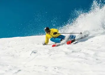  ?? Foto: Spyder, dpa ?? Rund acht Millionen Deutsche fahren Ski. Doch auf dem kleinen Markt zählt jeder Kunde. Die Hersteller entwickeln deshalb Produkte, auf denen Einsteiger schon ab der ersten Fahrt Spaß haben sollen.