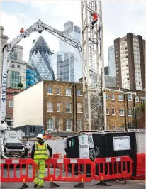  ?? ?? Σύμφωνα με εκτιμήσεις της χρηματιστη­ριακής CBRE, στο Λονδίνο έχουν ακυρωθεί πωλήσεις κτιριακών εγκαταστάσ­εων γραφείων συνολικής αξίας 6 δισ. στερλινών.