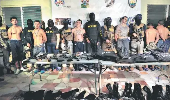  ?? FOTO: ESTALIN IRÍAS ?? A los capturados en San Pedro Sula, entre ellos una mujer y dos menores, se les encontró armas de grueso calibre, indumentar­ia militar y policial, y dinero producto de la extorsión.