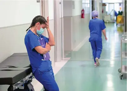  ?? EFE ?? Una enfermera del Hospital Santa Lucía de Cartagena se toma un respiro en uno de los pasillos de las UCIS
