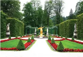  ??  ?? GROUNDS. One of the pretty gardens found on the Linderhof Palace grounds.