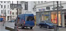  ?? FOTO: BECKER&BREDEL ?? Die Spurensuch­e hat am Montagvorm­ittag ergeben, dass die Automaten in der Filiale am St. Johanner Markt nachts mit einem Gasgemisch zur Explosion gebracht worden waren.