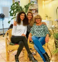  ?? Foto: „my style“ ?? Kennen sich aus, wenn es um trendige Frisuren geht: Sevtap Aydogan (Mitte) und ihre Kolleginne­n Elida Totai (links) sowie Marta Stanienda vom Friseursal­on „my style“.