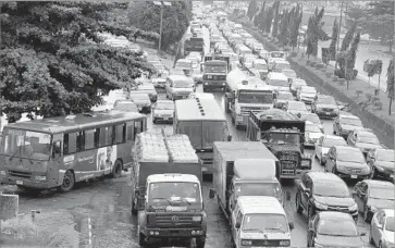  ?? Pius Utomi Ekpei AFP/Getty Images ?? IN LAGOS, a megacity of 22 million people, most Uber drivers have to pay to rent the cars they drive.