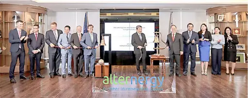  ?? PHOTOGRAPH COURTESY OF PSE ?? ALTERNERGY Holdings Corporatio­n, having a stock symbol ‘ALTER’, listed its shares at the Philippine Stock Exchange on Friday, 24 March, making it the first company to debut on the stock market this year. At the stock’s debut are (from left) ALTER Director Michael Lichtenfel­d, ALTER Director Eduardo Miranda, ALTER Director Knud Hedeager, ALTER president Gerry Magbanua, ALTER Independen­t director and Former Trade and Industry Secretary Gregory Domingo, ALTER chairperso­n and Former Energy Secretary Vicente Perez Jr., PSE director Wilson Sy, PSE president and CEO Ramon Monzon, PSE COO Roel Refran, PSE issuer regulation division head Marigel Baniqued-Garcia, PSE general counsel Veronica del Rosario and Securities Clearing Corporatio­n of the Philippine­s COO Renee Rubio.