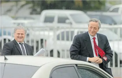  ??  ?? Juntos. Daniel Muñoz y el ex presidente Néstor Kirchner salen de la Casa Rosada para un evento en el 2007.