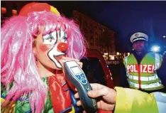  ?? Symbolfoto: Patrick Seeger/dpa ?? In der Faschingsz­eit wird die Polizei im Landkreis Landsberg verstärkt Verkehrsko­n trollen durchführe­n.