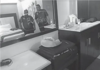 ?? CONTRIBUTE­D FOTO ?? NO JOKING MATTER. Police officers check the hotel room where an Australian national had written the word “bombing” on the mirror. /