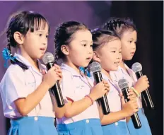  ??  ?? Kindergart­en students lead the chorus in the song
Khru.