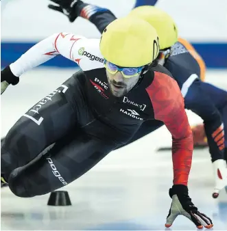  ?? JOHANNES EISELE/AFP/GETTY IMAGES ?? Canada’s Charles Hamelin leads the pack en route to winning the men’s 1,000-metre final at the World Cup shorttrack speedskati­ng event in Shanghai on Sunday.