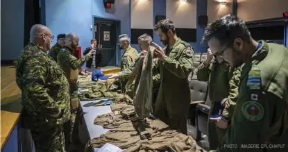  ?? PHOTO : IMAGERIE CPL CHAPUT ?? Les membres présents ont pu voir et manipuler les prototypes des nouveaux vêtements à l’étude et donner leur commentair­es.