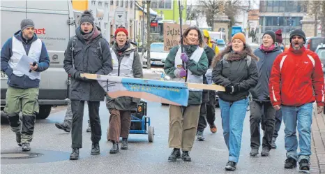  ?? FOTOS: STEFFEN LANG ?? Der kleine Demonstrat­ionszug der Klimaaktiv­isten läuft die Bad Wurzacher Herrenstra­ße entlang.
