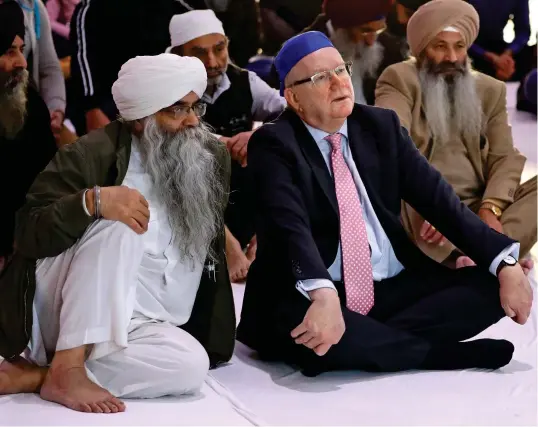  ??  ?? Campaign: Scottish Conservati­ve leader Jackson Carlaw visiting the Gurdwara Singh Sabha Sikh temple in Glasgow yesterday