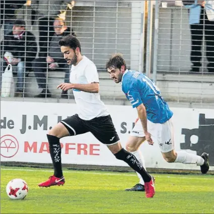  ?? FOTO: LUIS MARI UNCITI ?? Dani Estrada conduce el balón en el partido ante el Barakaldo