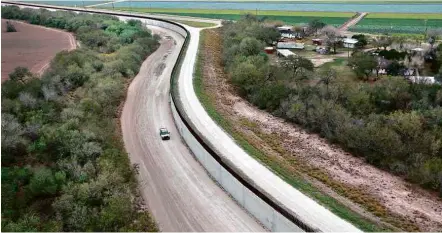  ?? John Moore/Getty Images/AFP ?? Carro da patrulha americana percorre trecho no Texas da fronteira com o México, que Trump quer fechar com muro