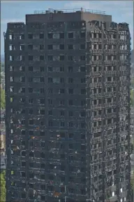  ??  ?? GRENFELL. La torre era un edificio de viviendas sociales enclavado en uno de los barrios más elegantes de la capital británica.