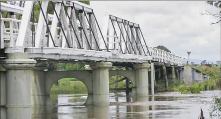 Bridge restrictio­ns over the Macquarie is impacting local producers ...
