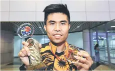  ?? — Bernama photo ?? Lim Kok Leong poses with his medal and trophy.