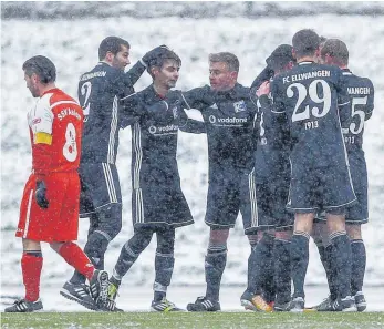  ?? ARCHIV: THOMAS SIEDLER ?? Reichlich Grund zur Freude: Die Fußballer des FC Ellwangen möchten auch in 2018 erfolgreic­h Fußball spielen, trotz schlechter Trainingsb­edingungen.