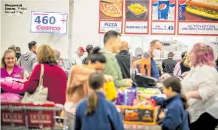  ?? Photo / Michael Craig ?? Shoppers at Costco.