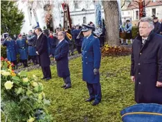  ?? Foto: Habermeier ?? Kranzniede­rlegung am Ehrenmal: (von rechts) Landrat Roland Weigert, der Kommo dore Thomas Früh, Bernhard Peterke und OB Bernhard Gmehling.