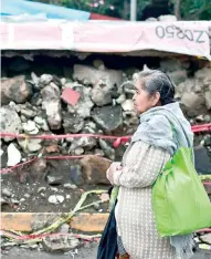  ??  ?? Habitantes de San Gregorio Atlapulco han tenido que reanudar actividade­s a pesar de que sus casas aún corren el riesgo de caer.