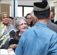  ??  ?? PERDEBATAN KELUARGA: Orang tua kandung Yana Zein, Swetlana dan Nurzaman Zein, di rumah duka RSUP Fatmawati, Jakarta Selatan, kemarin siang. FEDRIK TARIGAN/JAWA POS