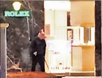  ??  ?? PORCINE OF THE CRIME: A thief in a pig mask robs a jewelry store Saturday at the Bellagio in Vegas.
