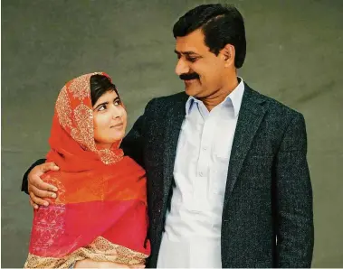  ?? FOTO: ANTONIO OLMOS/EYEVINE/LAIF ?? Immer an ihrer Seite: Malala Yousafzai mit ihrem Vater Ziauddin Yousafzai. In seiner einzigen Tochter sah der Lehrer aus Pakistan immer das größte Potenzial.