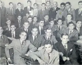  ??  ?? Época de clases. Los ex alumnos mendocinos, en una vieja foto grupal.