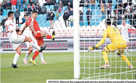  ??  ?? EM FOCO. Mitrovic fez o segundo golo sérvio e ainda falhou um penálti à Panenka