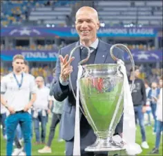  ??  ?? Zidane, con la Champions lograda en Kiev ante el Liverpool (2018).