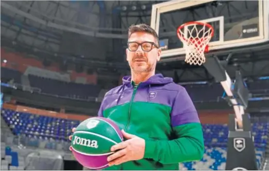  ?? FOTOS: UNICAJA B. PHOTOPRESS ?? Fotis Katsikaris posa en el Carpena con un balón del Unicaja.