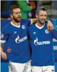  ?? Foto: dpa ?? Beste Stimmung bei den Schalker Torschütze­n Mark Uth (rechts) und Guido Burgstalle­r.