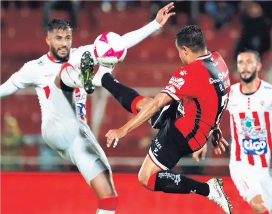  ?? JOSÉ CORDERO ?? Róger Rojas pelea una pelota con el santista Rándall Alvarado. El atacante y el zaguero protagoniz­aron un duelo intenso.