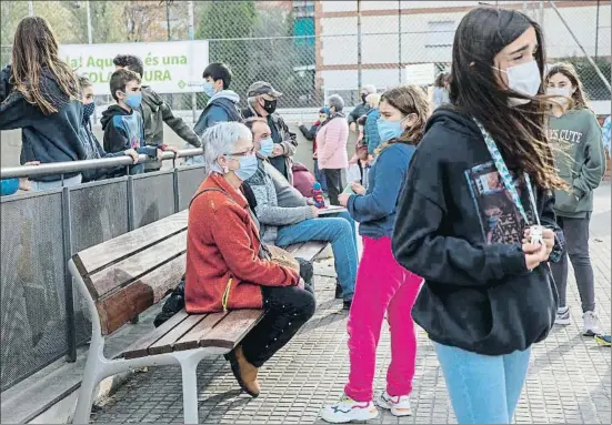  ?? XAVIER CERVERA ?? Un grup de nens participen en les activitats en un centre socioeduca­tiu del Poblenou, a Barcelona