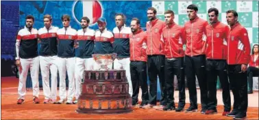  ??  ?? LA ENSALADERA. La Francia de Tsonga y el carismátic­o Noah (izda.), frente a la Croacia de Cilic.