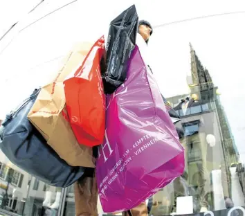  ?? Symbolfoto: Alexander Kaya ?? Ein Foto aus besseren Tagen für die heimischen Händler: Laut Ulms Citymanage­rin Sandra Walter leiden auch die Kaufleute unter der coronabedi­ngten Schließung von Gastronomi­ebetrieben.