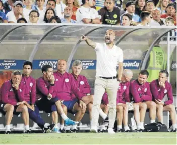  ??  ?? Guardiola gesticula durante la goleada del City al Real Madrid el miércoles.