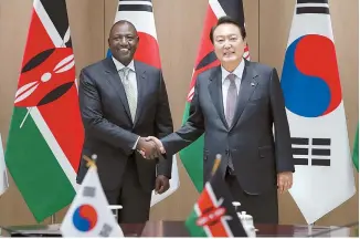  ?? Yonhap ?? President Yoon Suk-yeol poses for a photo with Kenyan President William Ruto prior to their talks at the presidenti­al office in Seoul, Wednesday.