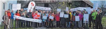  ?? FOTO: WOLFGANG HEYER ?? Rund 40 Grundschul­lehrer sind zur Protestakt­ion in Gaisbeuren zusammenge­kommen.