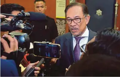  ?? [FOTO MOHD YUSNI ARIFFIN/BH] ?? Anwar menjawab soalan media di lobi Bangunan Parlimen, semalam.